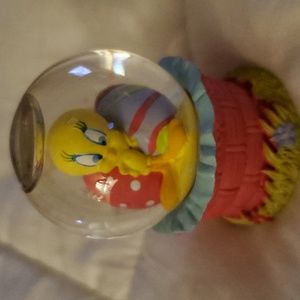 TM & Warner's brothers. Entertainment Inc Tweedy Bird snow globe